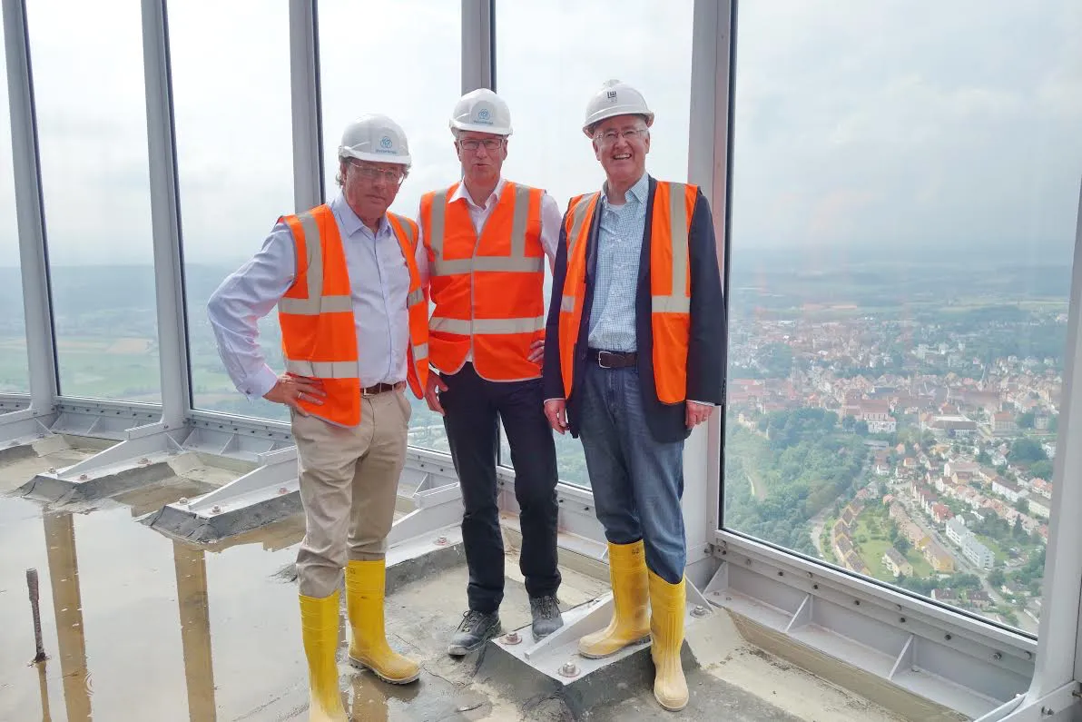 Auf der Baustelle des Testturms von ThyssenKrupp in Rottweil in 221 m Höhe: v.l.n.r.:  Landrat Manfred Michel, Martin Rudersdorf und Landrat Dr. Wolf-Rüdiger Michel. Foto: Landkreis Limburg-Weilburg